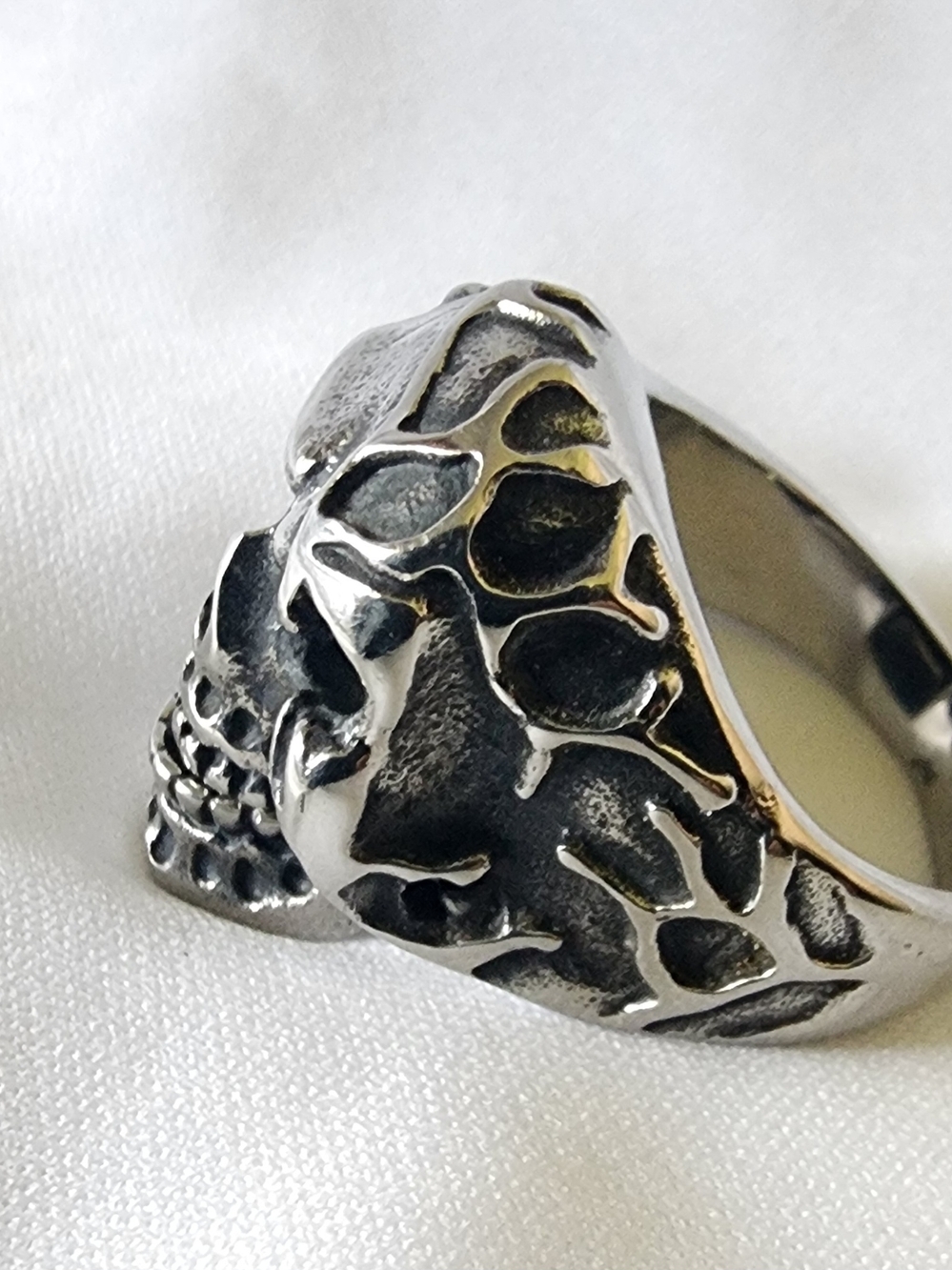 Silver Skull Statement Ring - Textured Skull Design (Mouth Closes When Wearing)